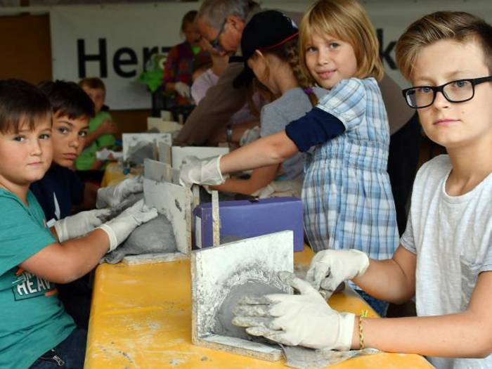 Schwalben für Sonderbach: Kinder fertigen Nester an