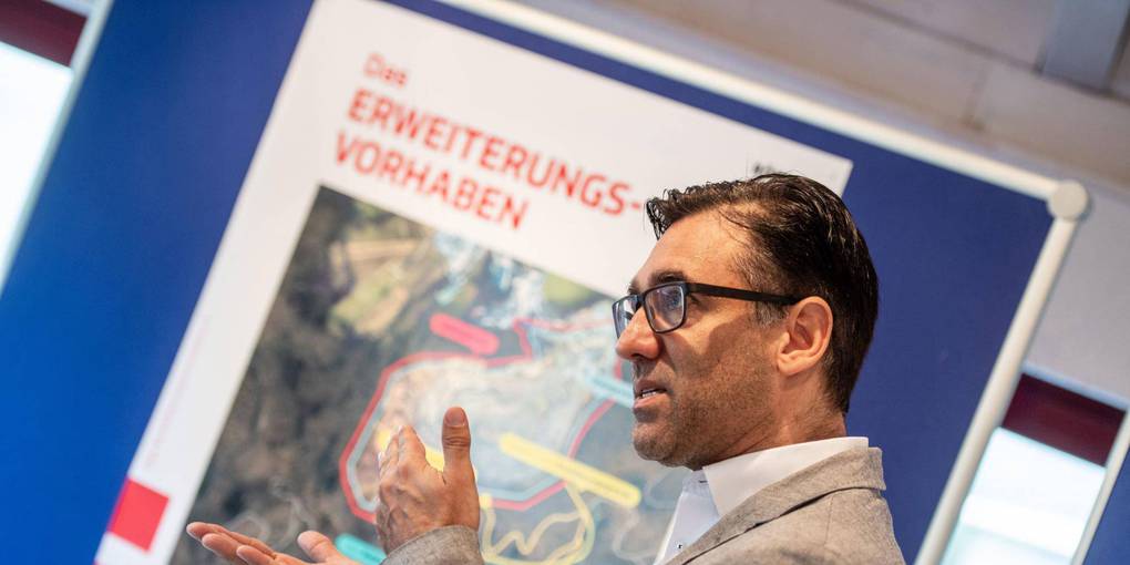 Marco Röhrig, Geschäftsleiter der Firma Röhrig Granit, informiert über die geplante Erweiterung des Steinbruchs. Foto: Sascha Lotz